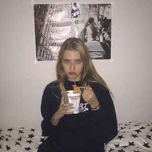 男生扣女生的臭逼
